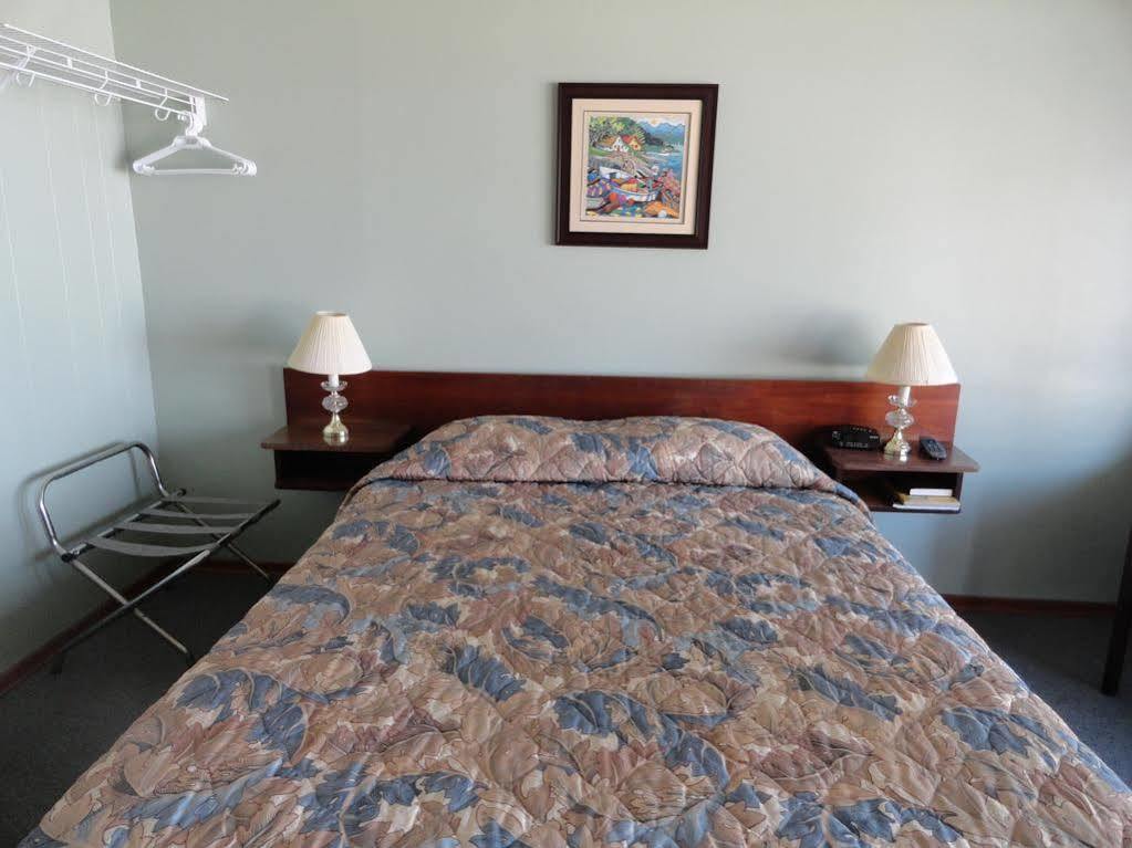 Oceanside Villas Sechelt Bagian luar foto